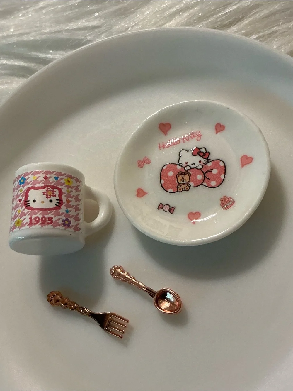 Mini kitty with bow plate, mug, utensils dollhouse accessories